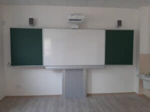 interaktivní tabule na stojanu