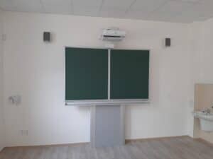 interaktivní tabule na stojanu