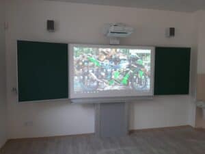 interaktivní tabule na stojanu