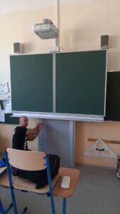 interaktivní tabule na stojanu reference