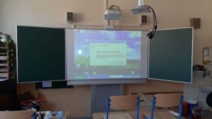 interaktivní tabule na stojanu reference