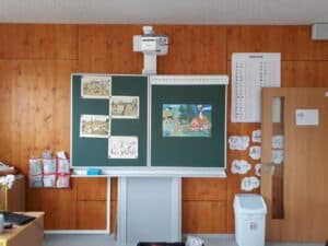interaktivní tabule na stojanu reference