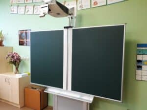 interaktivní tabule na stojanu reference