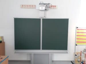 interaktivní tabule na stojanu reference