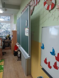 interaktivní tabule na stojanu reference